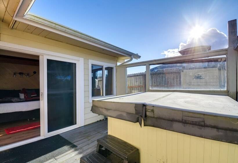 Pet Friendly Washington Retreat W/ Hot Tub & Deck!