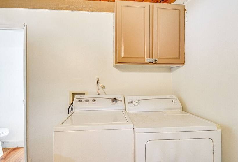 Pet Friendly Washington Retreat W/ Hot Tub & Deck!