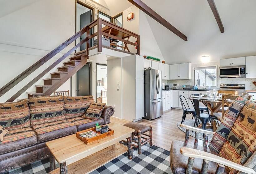 Pocono Lake Retreat W/ Fire Pits & Air Hockey!