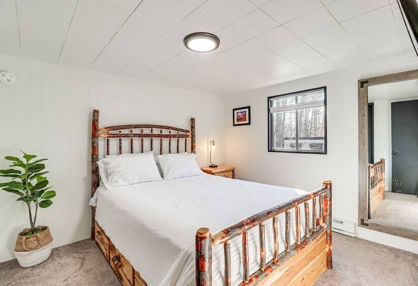 Pocono Lake Retreat W/ Fire Pits & Air Hockey!