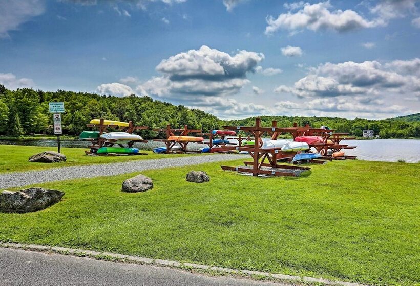 Pocono Lake Retreat W/ Fire Pits & Air Hockey!