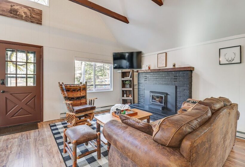 Pocono Lake Retreat W/ Fire Pits & Air Hockey!