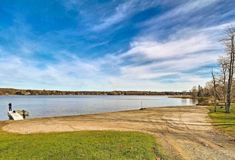 Pocono Lake Retreat W/ Fire Pits & Air Hockey!