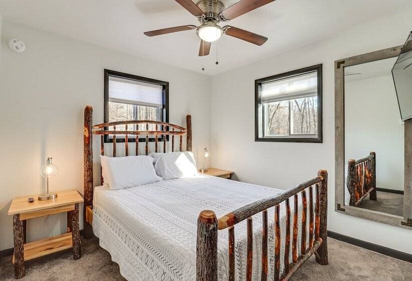 Pocono Lake Retreat W/ Fire Pits & Air Hockey!