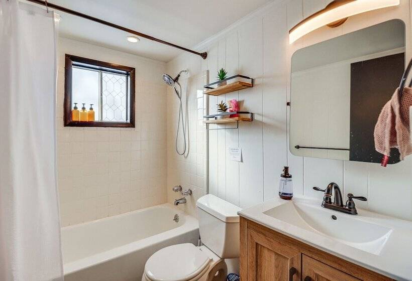 Pocono Lake Retreat W/ Fire Pits & Air Hockey!