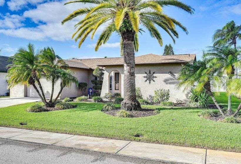 Port Richey Home W/ Pool, Near Beach Park!