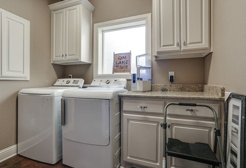 Pottsboro Group Getaway: Close To Lake Texoma!