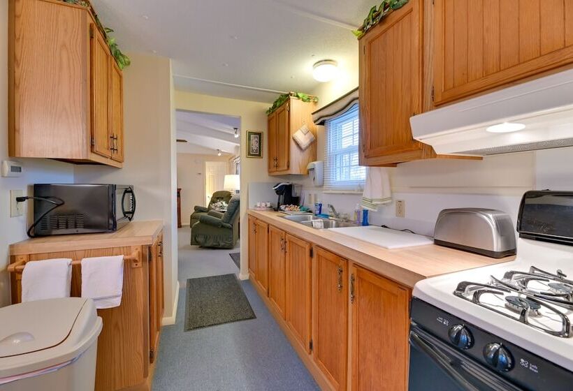 Quaint Lakemont Retreat: 1 Mi To Seneca Lake!