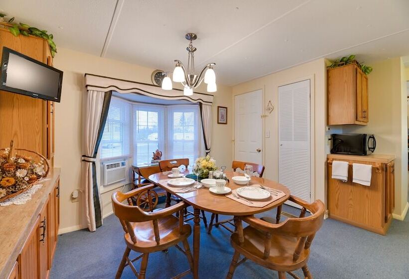 Quaint Lakemont Retreat: 1 Mi To Seneca Lake!