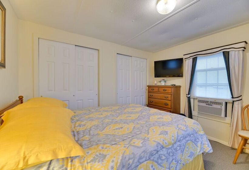 Quaint Lakemont Retreat: 1 Mi To Seneca Lake!