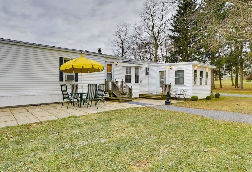 Quaint Lakemont Retreat: 1 Mi To Seneca Lake!