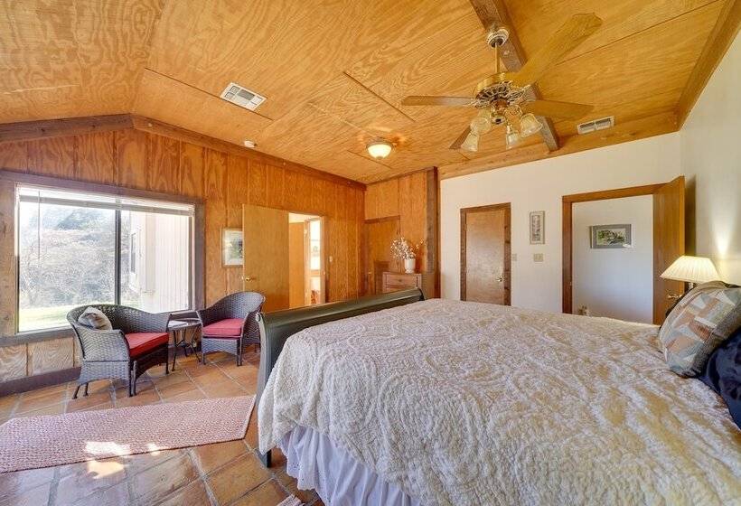 Quiet Bandera Country Home W/ Medina River Access!