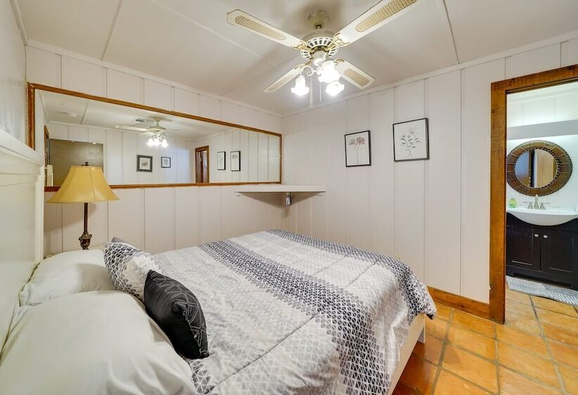 Quiet Bandera Country Home W/ Medina River Access!