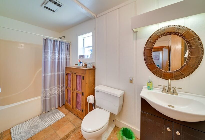 Quiet Bandera Country Home W/ Medina River Access!