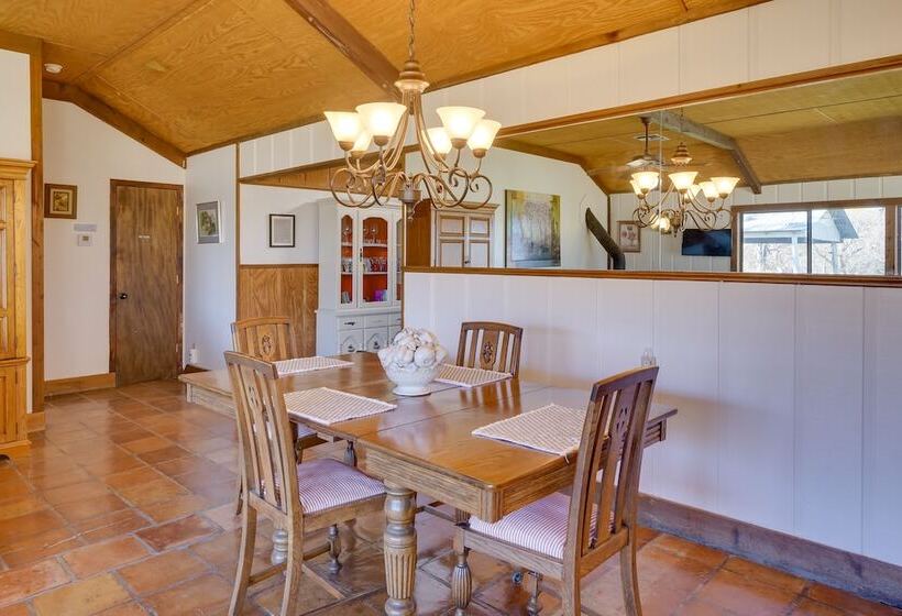 Quiet Bandera Country Home W/ Medina River Access!