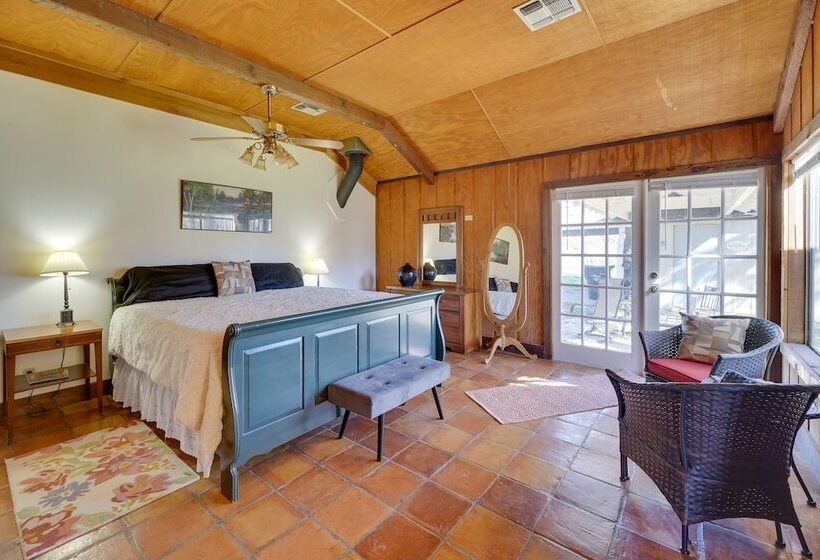 Quiet Bandera Country Home W/ Medina River Access!