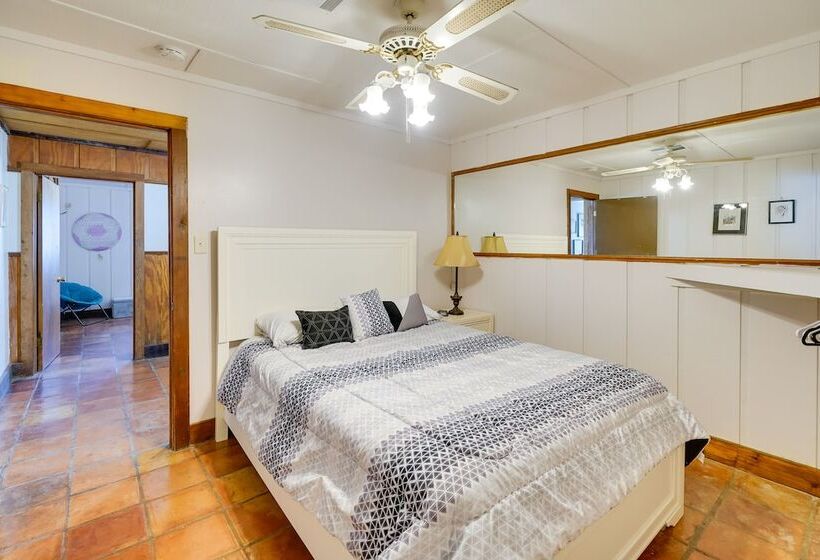 Quiet Bandera Country Home W/ Medina River Access!