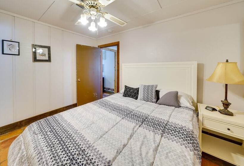 Quiet Bandera Country Home W/ Medina River Access!