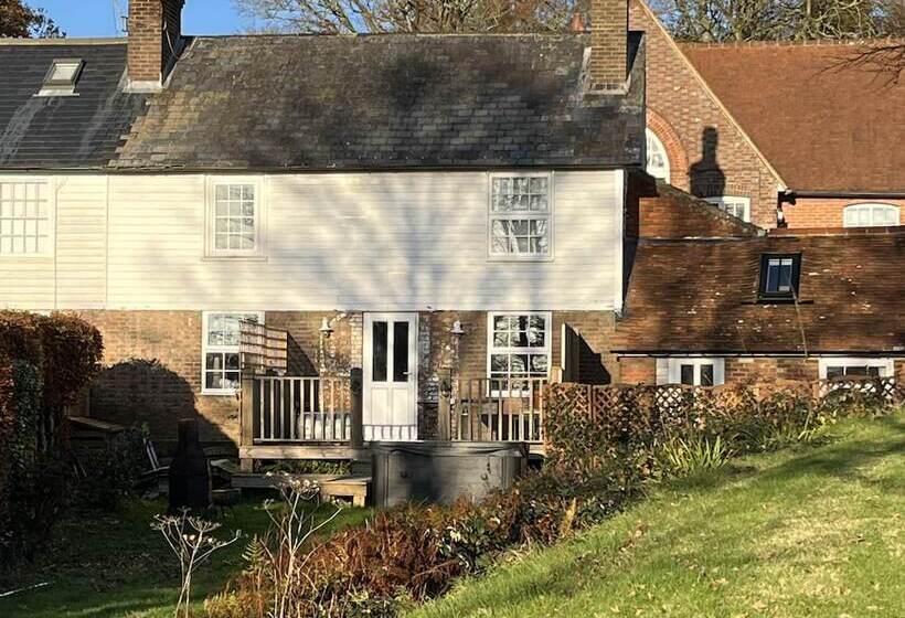 3br Fireplace Hottub Garden Parking