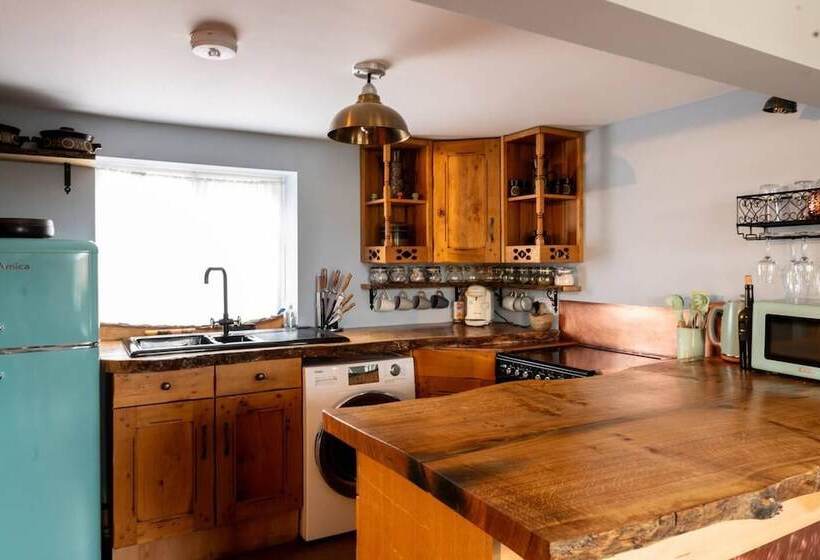 3br Fireplace Hottub Garden Parking