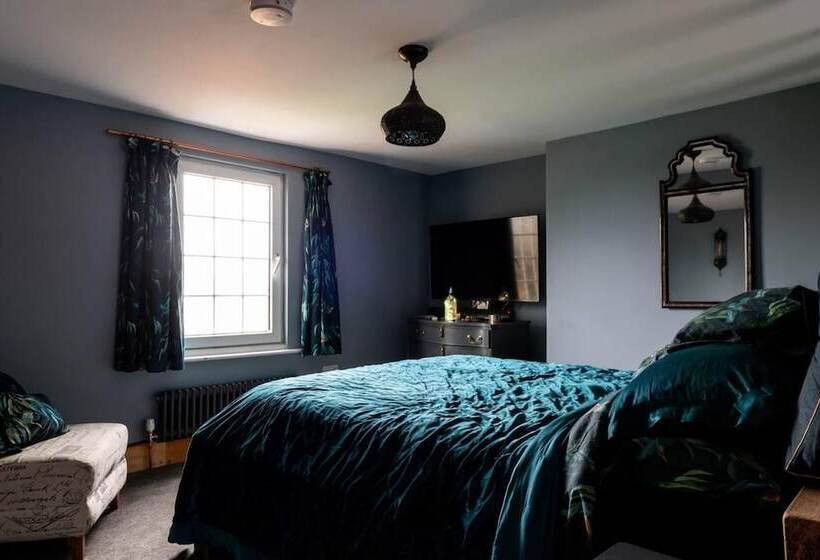 3br Fireplace Hottub Garden Parking