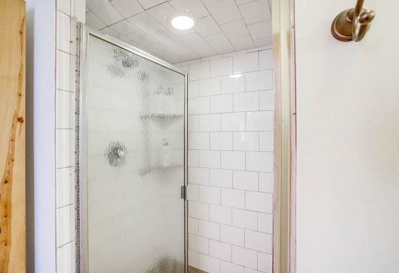 Renovated Chatham Home ~ Half Mi To Downtown!