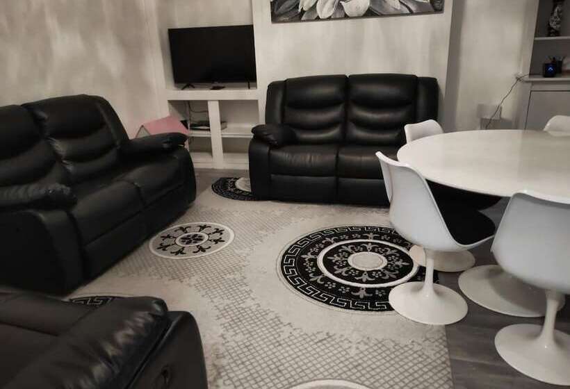 住所  Self Contained 2 Bedrooms House Free Parking