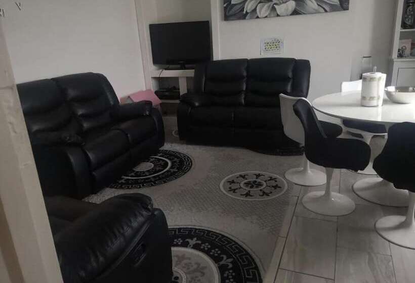 住所  Self Contained 2 Bedrooms House Free Parking