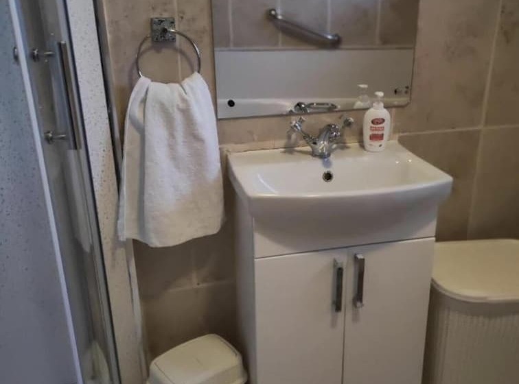 住所  Self Contained 2 Bedrooms House Free Parking