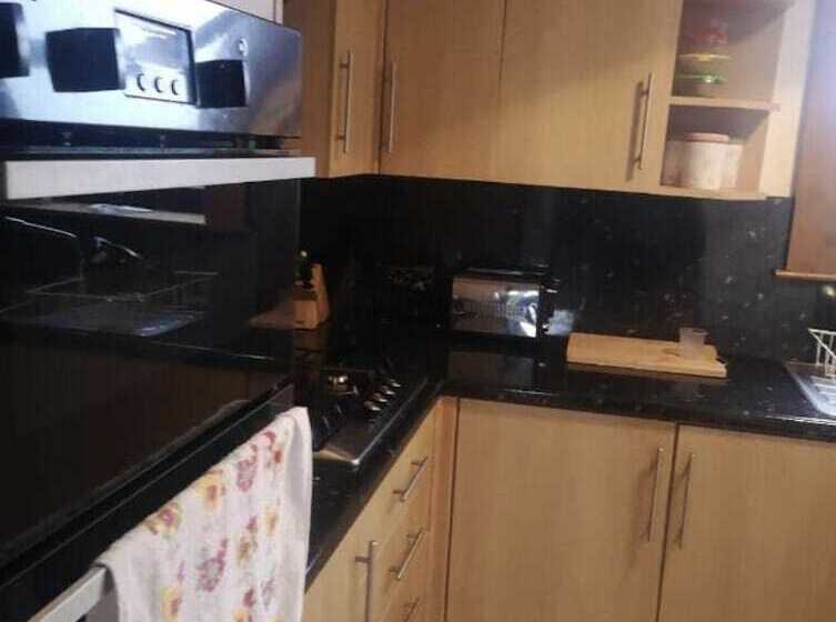 住所  Self Contained 2 Bedrooms House Free Parking