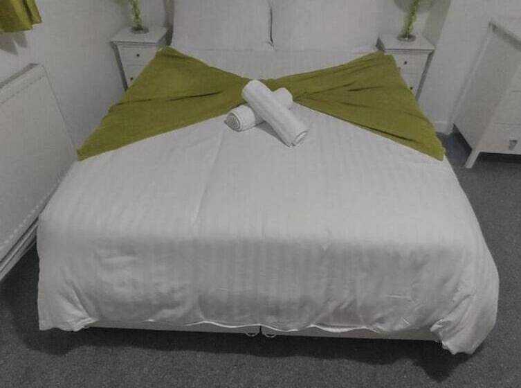 住所  Self Contained 2 Bedrooms House Free Parking