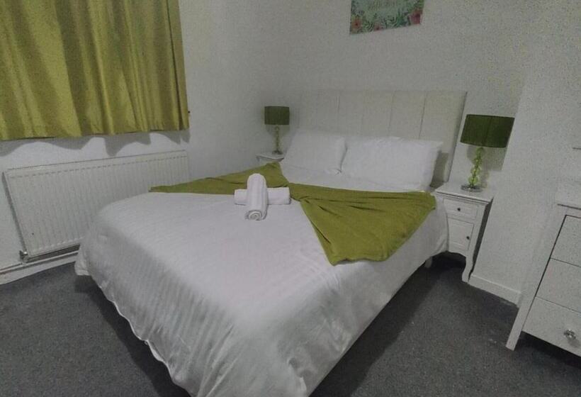 住所  Self Contained 2 Bedrooms House Free Parking