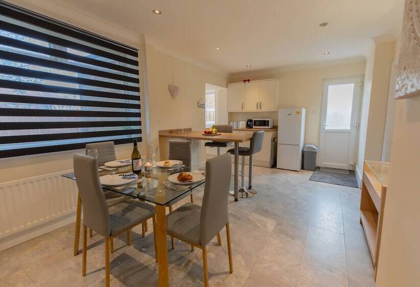 اقامتگاه 3bed House In Stockton On Tees  Free Wifi, Parking