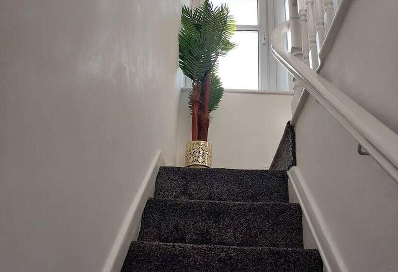 דירת נופש 4 Bed House In Accrington