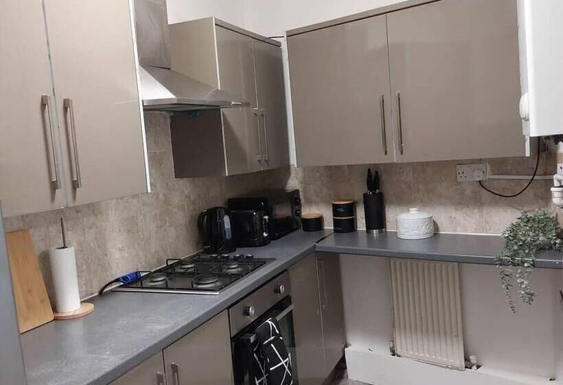 דירת נופש 4 Bed House In Accrington