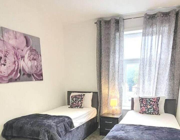 דירת נופש 4 Bed House In Accrington