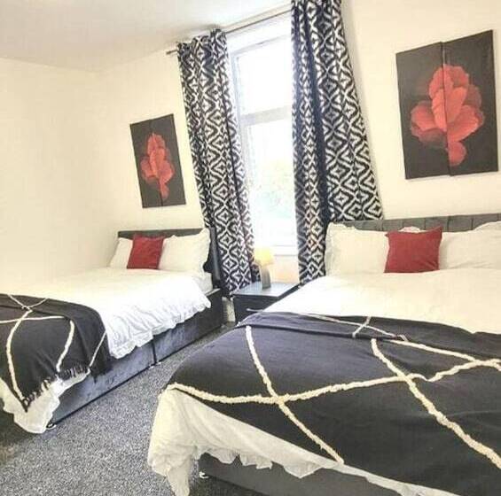 إقامة 4 Bed House In Accrington