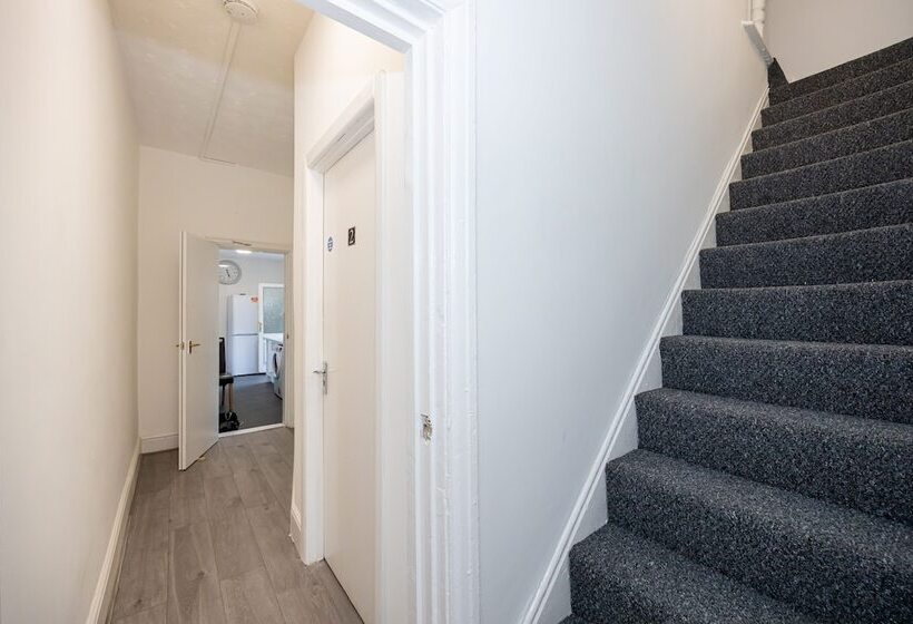 레지던스 Charming 4 Bed Guest House In Salford