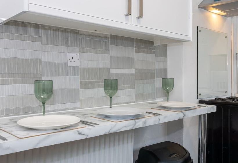 레지던스 Charming 4 Bed Guest House In Salford