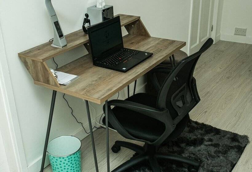 إقامة Cosy Home With Private Parking