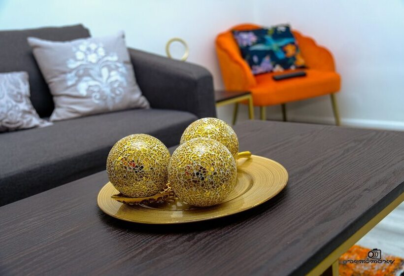 اقامتگاه Cosy Home With Private Parking