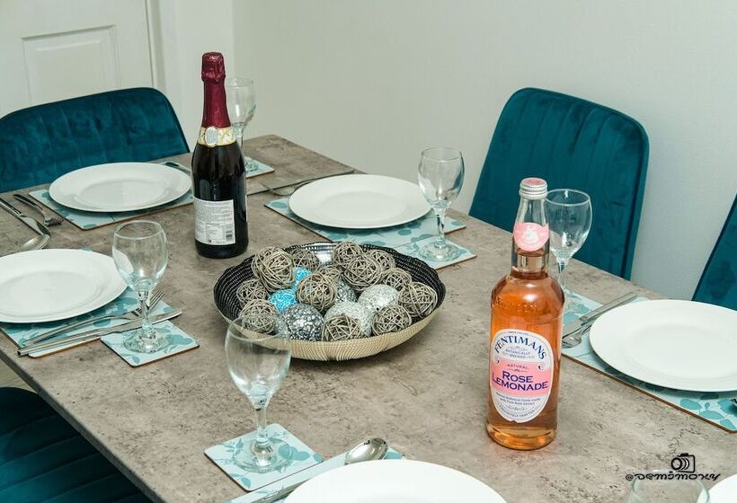 اقامتگاه Cosy Home With Private Parking