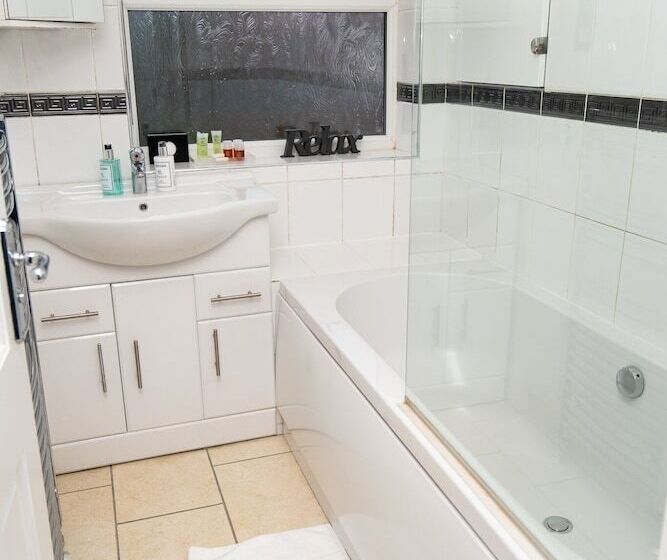 إقامة Cosy Home With Private Parking