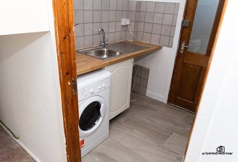 إقامة Cosy Home With Private Parking