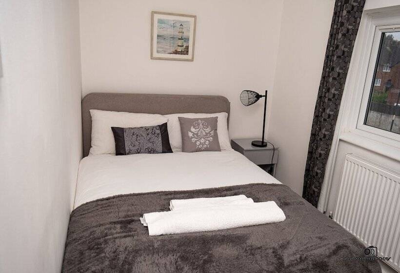 إقامة Cosy Home With Private Parking