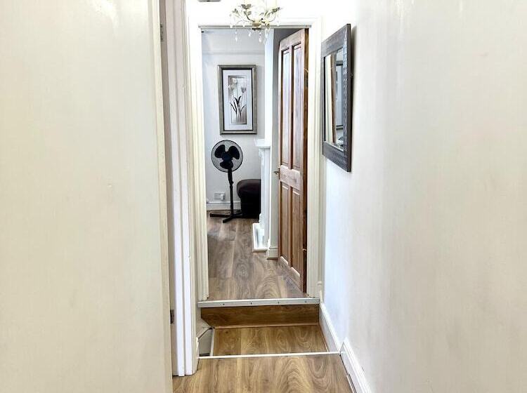 레지던스 Detached 4 Bed House Near Heathrow