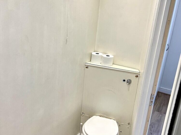 레지던스 Detached 4 Bed House Near Heathrow