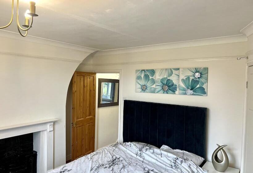 레지던스 Detached 4 Bed House Near Heathrow