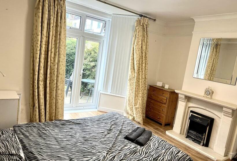 레지던스 Detached 4 Bed House Near Heathrow