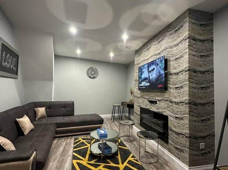 Резиденция Immaculate 4 Bed Detached House In Bootle